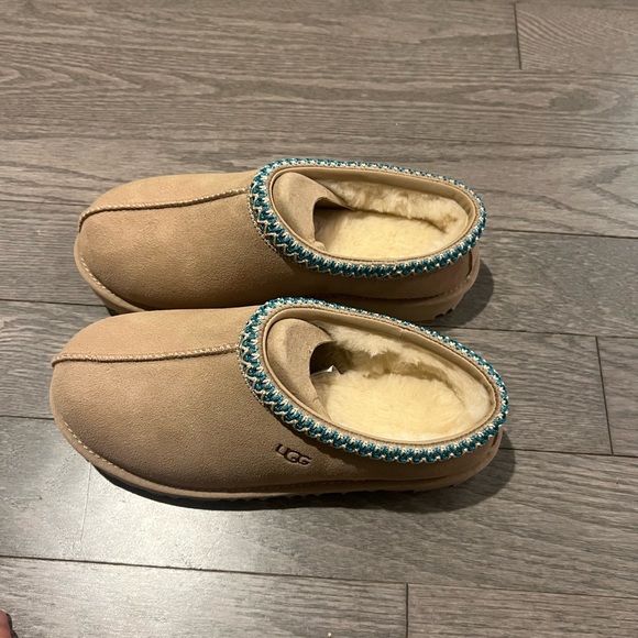 Ugg Tasman II Slipper  Color: Driftwood / White Pepper  big kids size - Picture 10 of 11